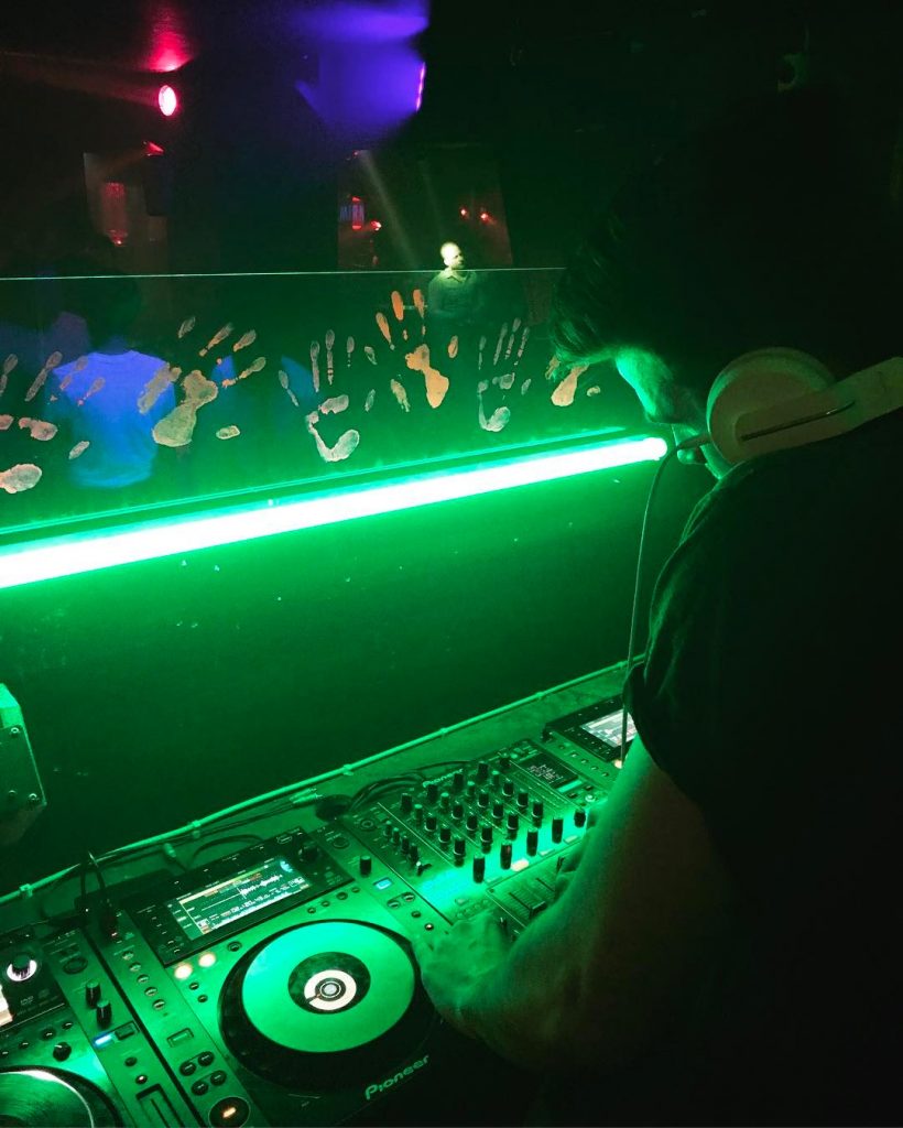 dj-for-hire-playing-in-Chicago